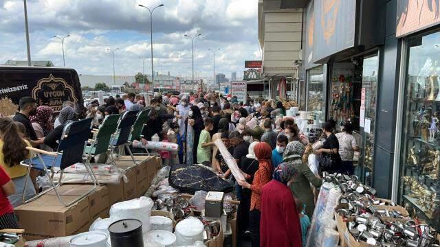 AVCILAR'DA 50 TL'LİK HALI İZDİHAMI AVCILAR'DA 50 TL'LİK HALI İZDİHAMI