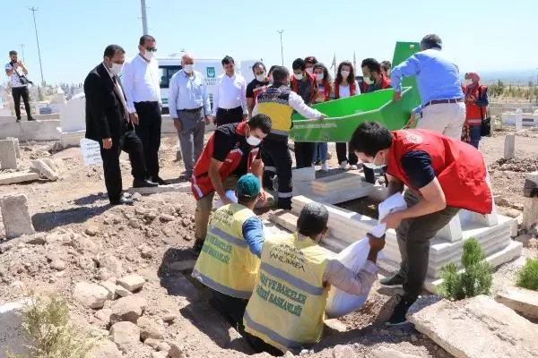 Babasının tinerle yaktığı Amara, kimsesizler mezarlığına defnedildi