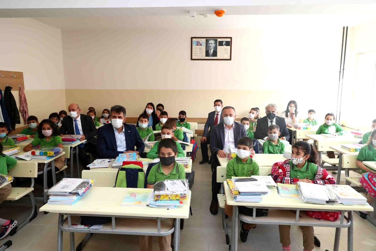 BAĞCILAR\'DA OKULLARDA EĞİTİM DERS ZİLİNİN ÇALMASIYLA BAŞLADI