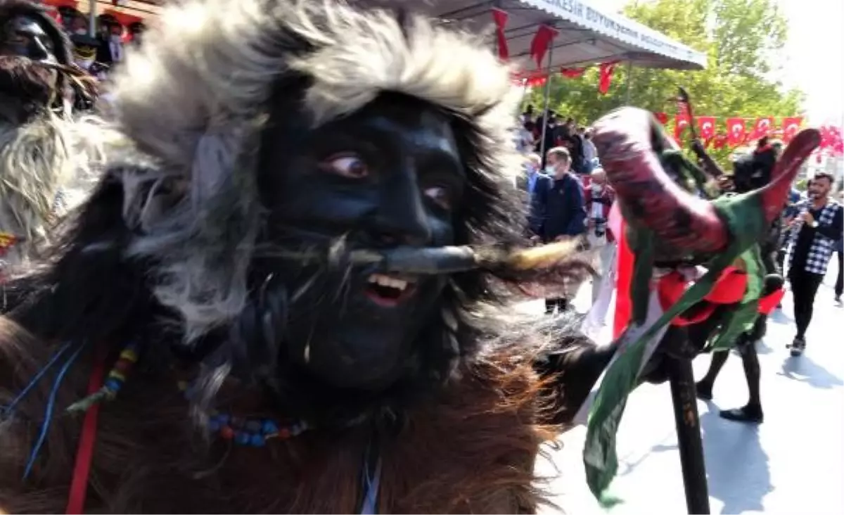 BALIKESİR\'İN KURTULUŞ TÖRENİNDE \'TÜLÜTABAK\' GÖSTERİSİ