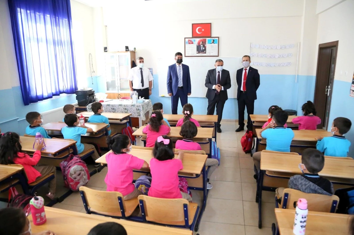 Başkan Mehmet Cabbar ilk ders gününde öğrencilerle
