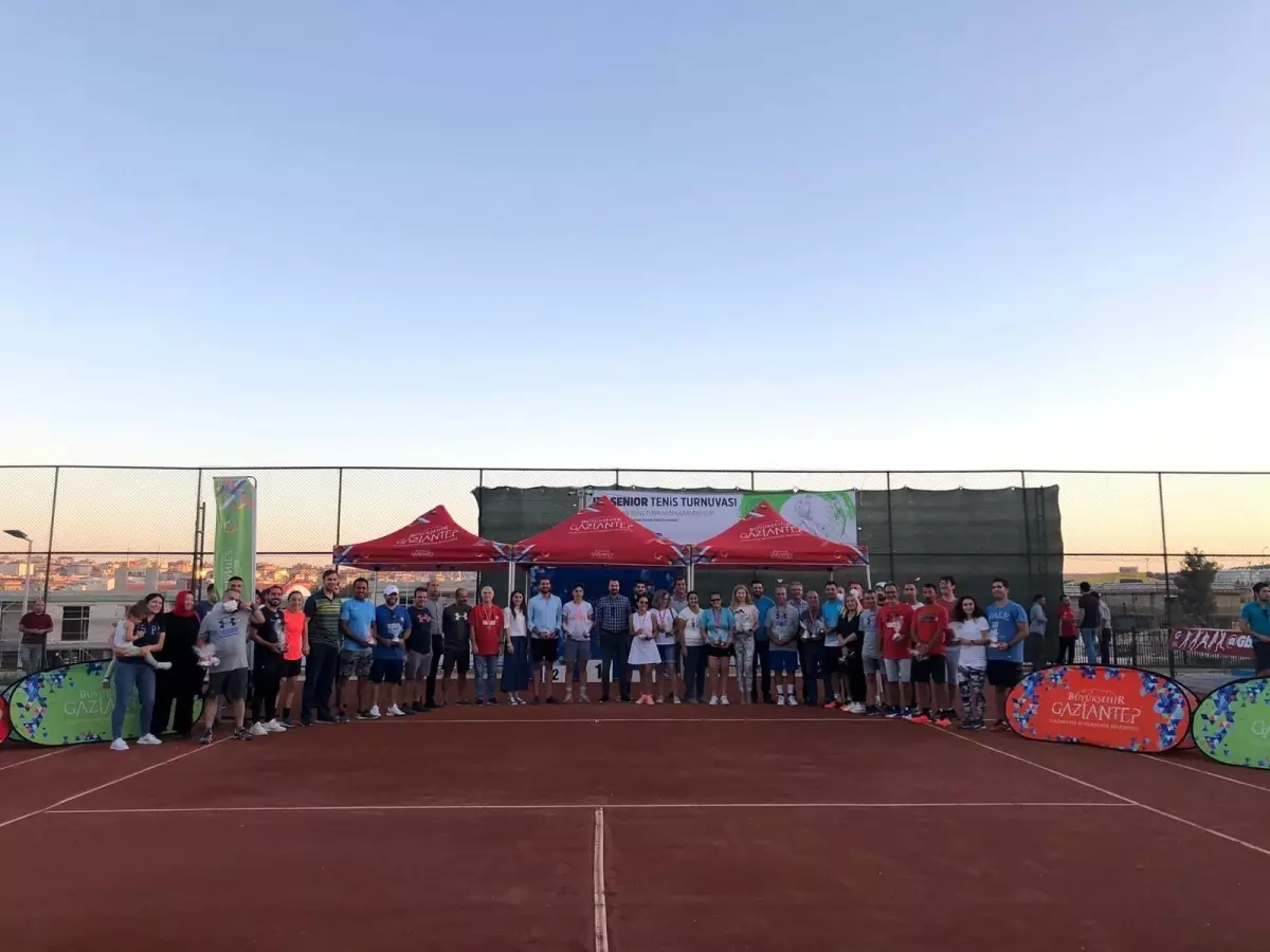 Büyükşehir, uluslararası tenis turnuvasında derece alan isimleri ödüllendirdi