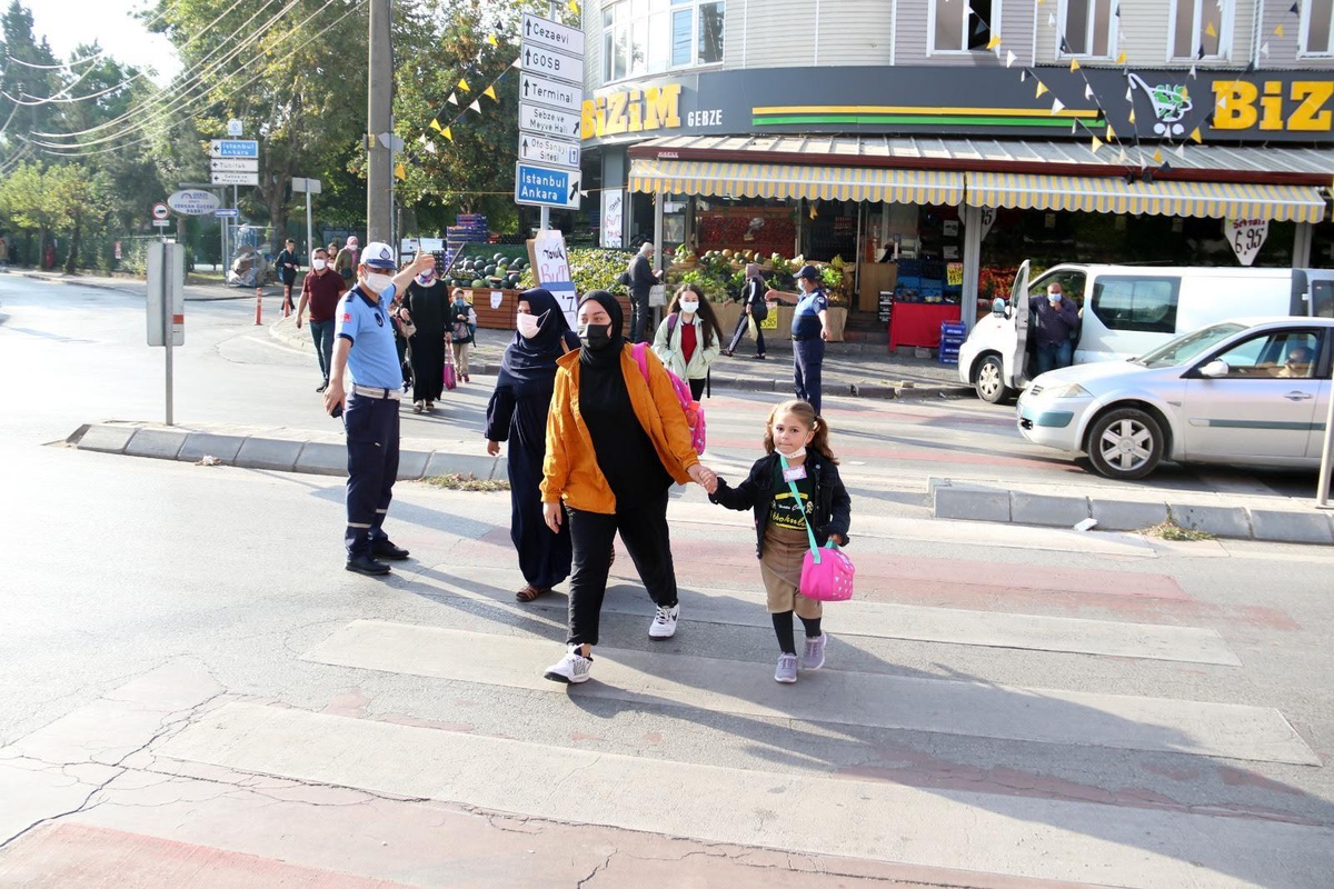 Büyükşehir Zabıtasıyla okul önleri güvende
