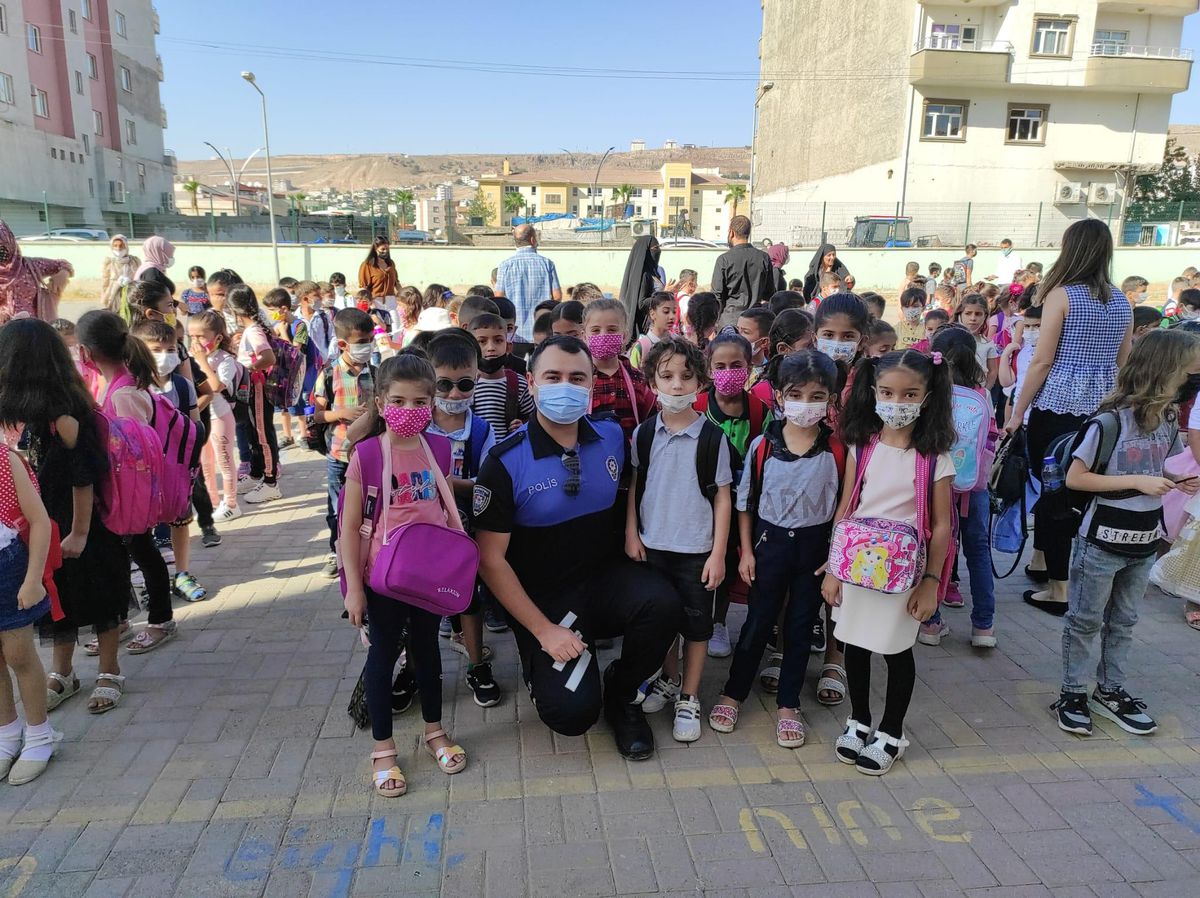 Cizre\'de polis ekipleri ders başı yapan öğrencilerin heyecanını paylaştı