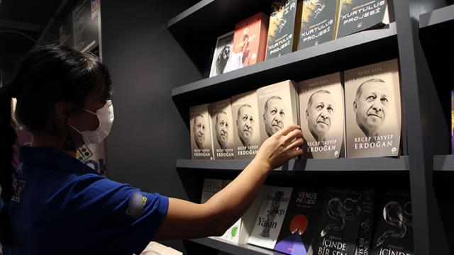 Cumhurbaşkanı Erdoğan'ın kitabı raflarda yerini aldı! İşte satış fiyatı