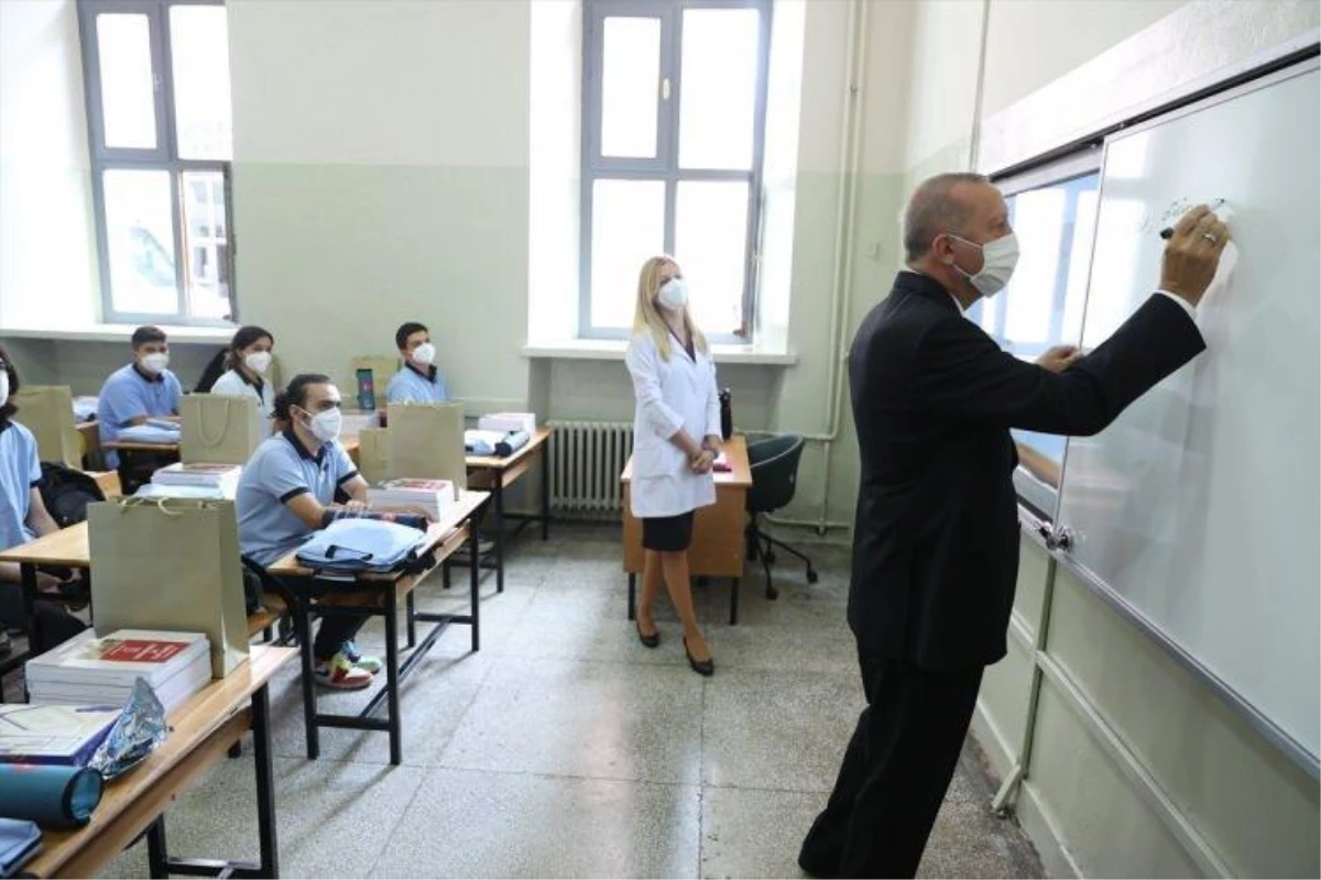 Cumhurbaşkanı Erdoğan, sınıfları dolaştığı esnada beyaz tahtaya not yazdı: Oku, düşün, uygula, neticelendir