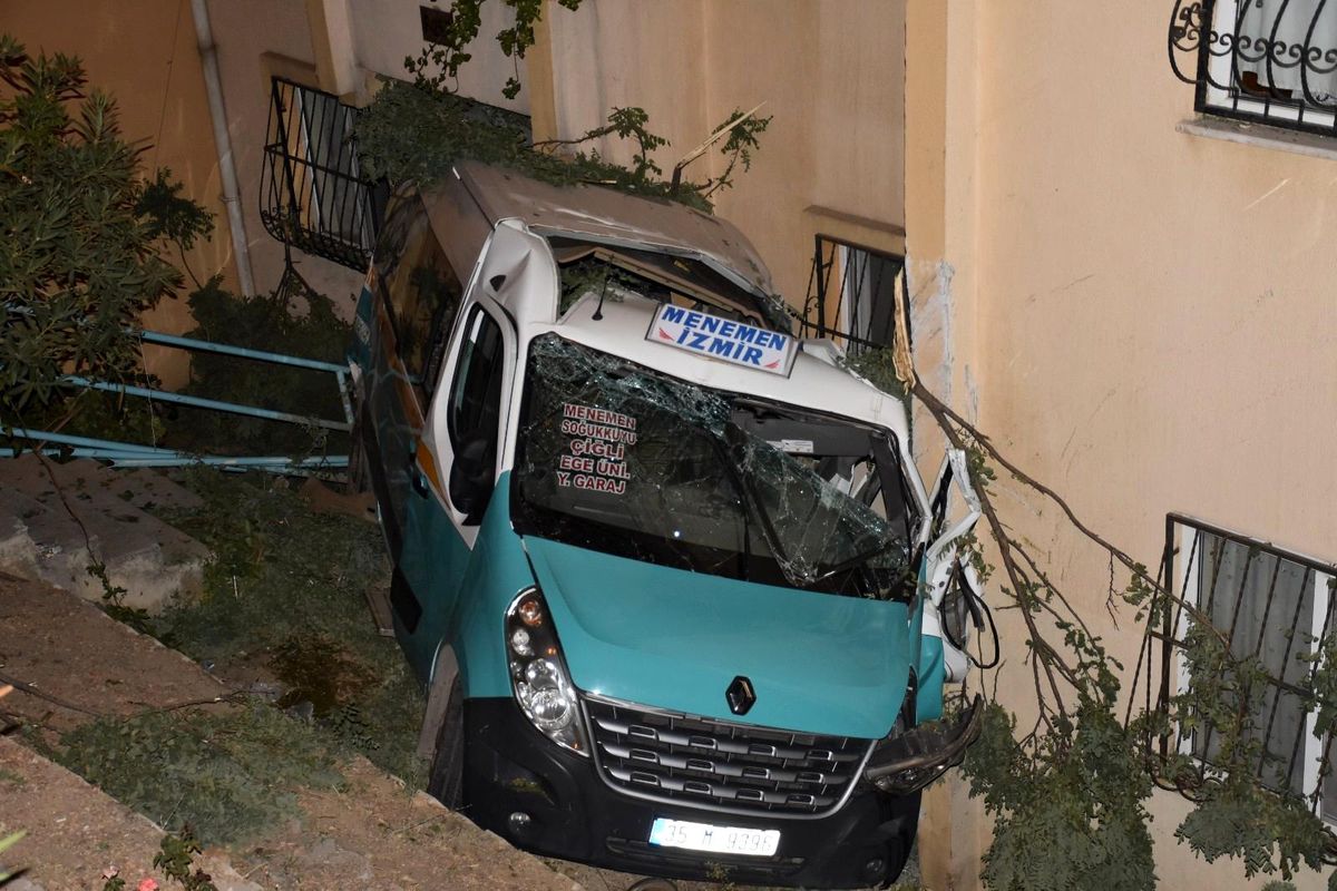 Düğüne giden minibüs apartman bahçesine düştü: 20 yaralı