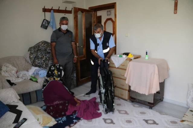 Erciş'te engelli vatandaşa tekerlekli sandalye hediye edildi