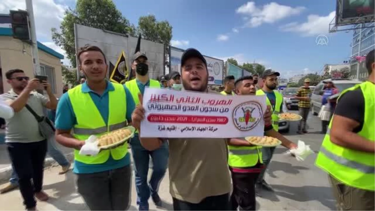 Gazzeliler, Filistinli 6 tutuklunun İsrail hapishanesinden kaçışını tatlı dağıtarak kutladı