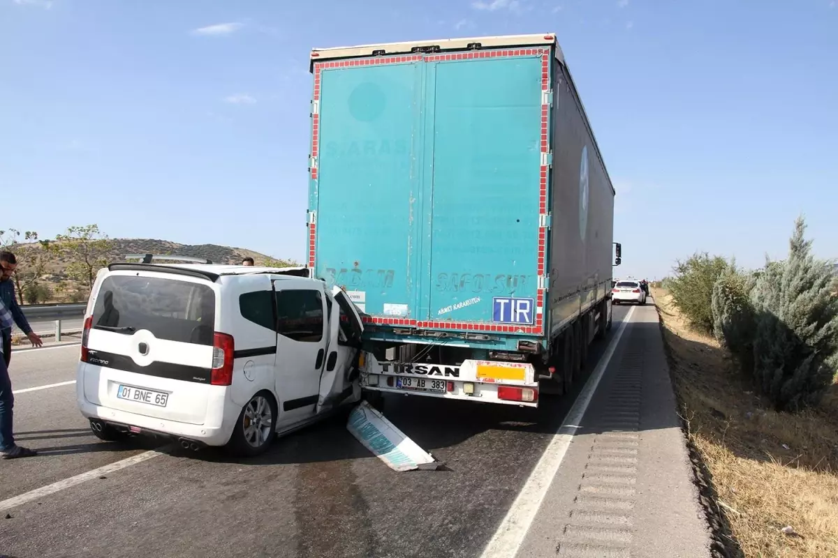 Hafif ticari otomobil tıra arkadan çarptı: 4 yaralı