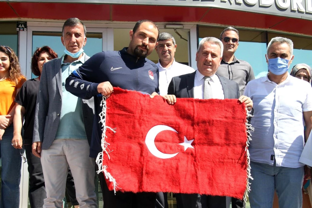 Paralimpik Okçuluk Milli Takımı Teknik Direktörü Hancı, Erzurum\'da çiçeklerle karşılandı
