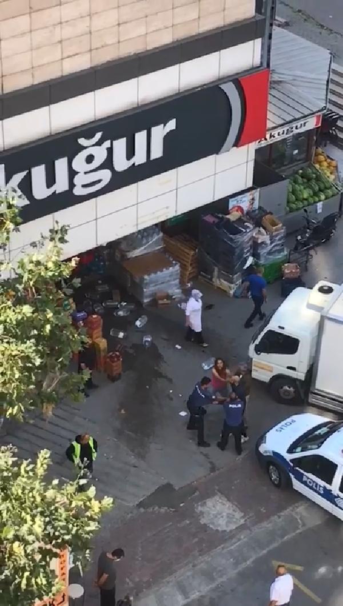 Hırsızlık şüphelisi kadın ve erkek arkadaşı polise zor anlar yaşattı