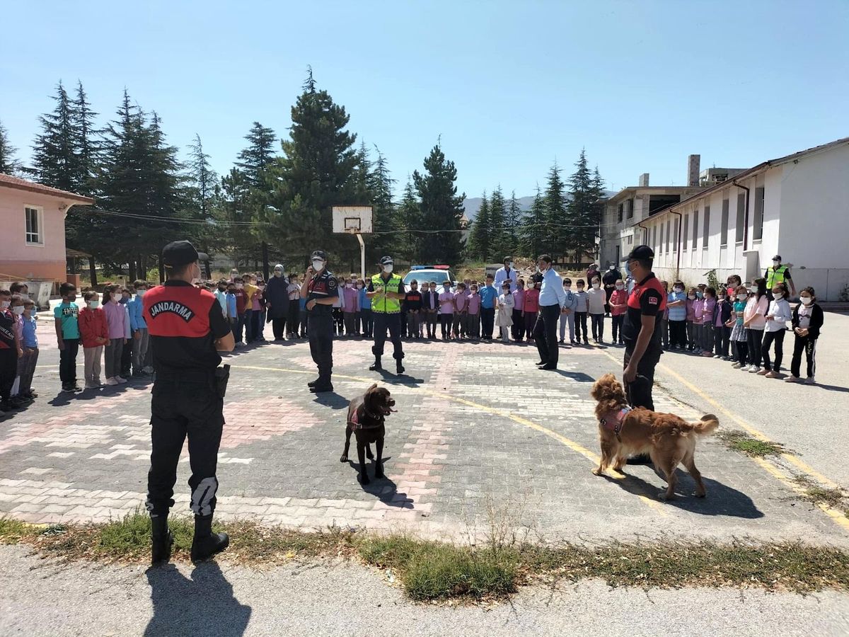 Jandarmadan okullarda bilgilendirme ve denetim