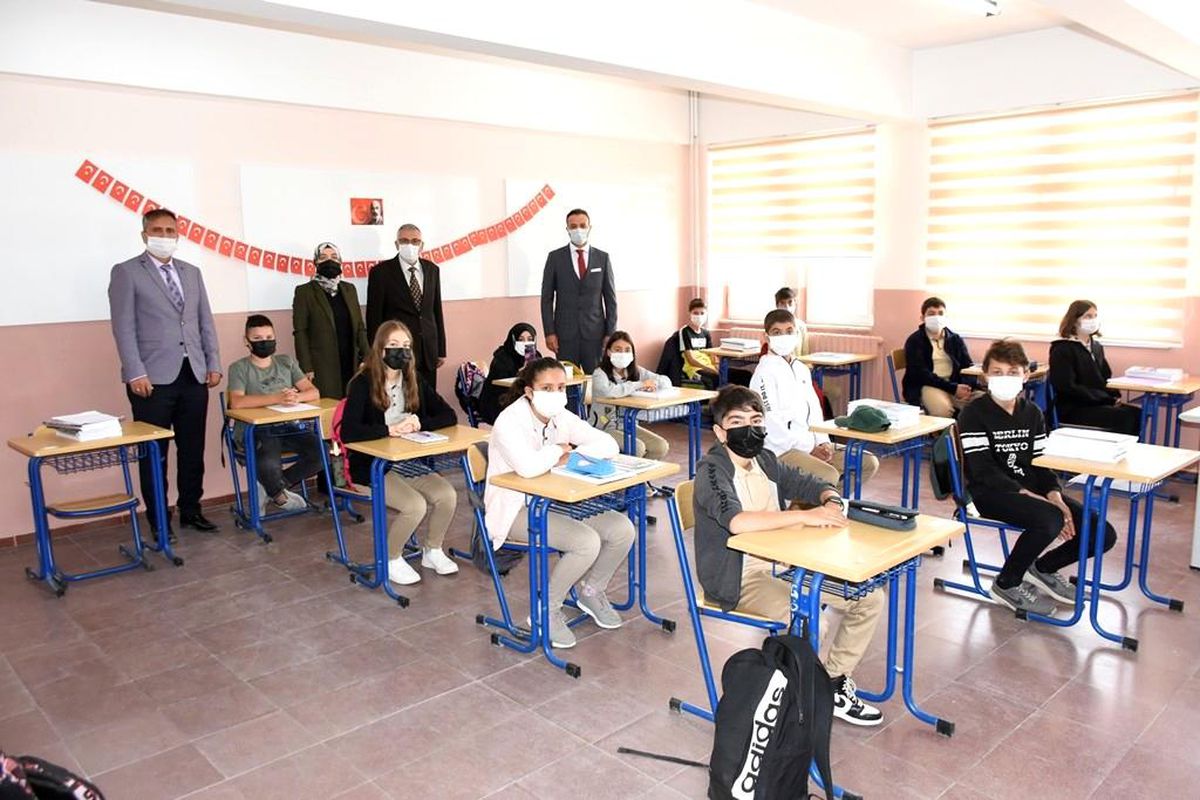 Kaymakam Kurt ve Başkan Bozkurt\'tan okul ziyareti