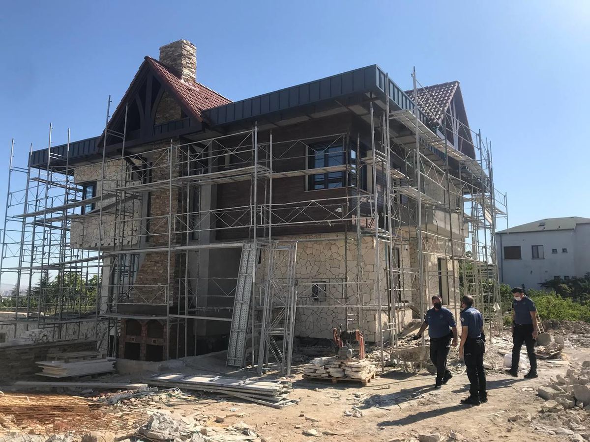 Kayseri\'de inşaattan merdiven boşluğuna düşen işçi yaralandı