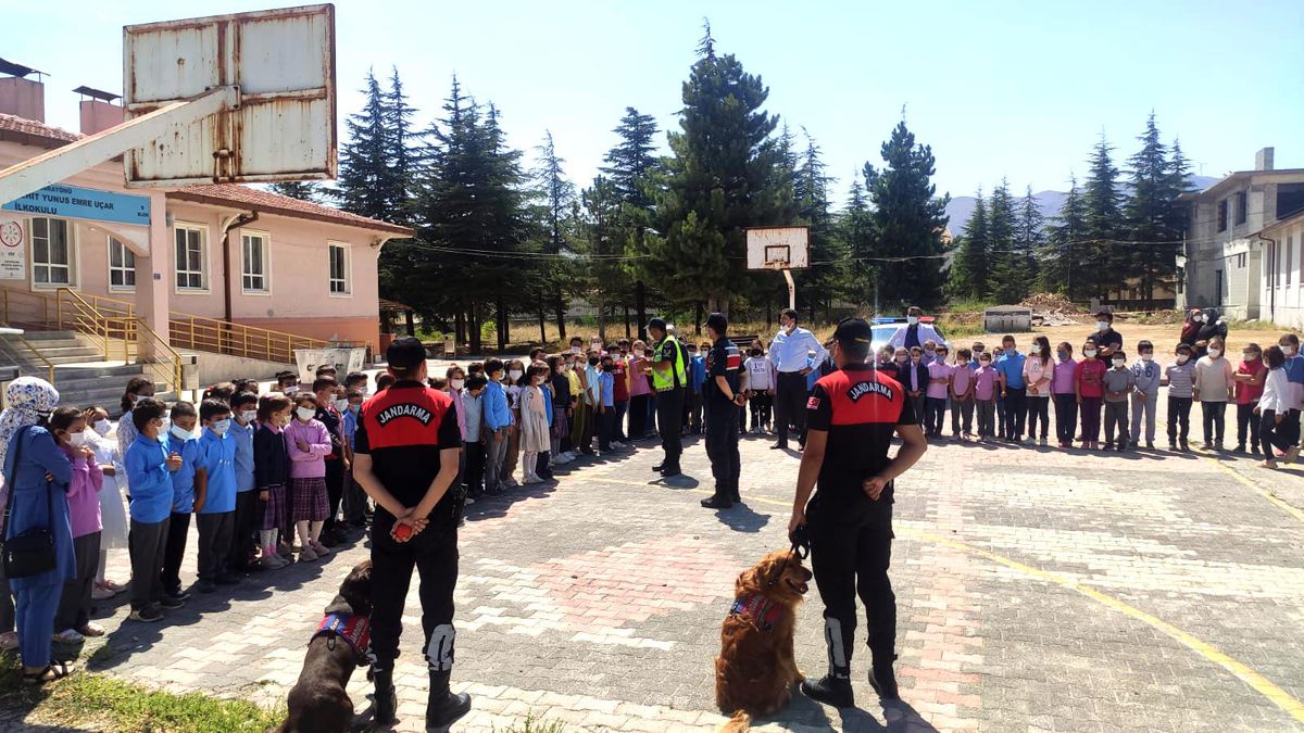 Konya\'da 560 jandarma personeli aynı anda 630 okulda güvenlik çalışması yaptı