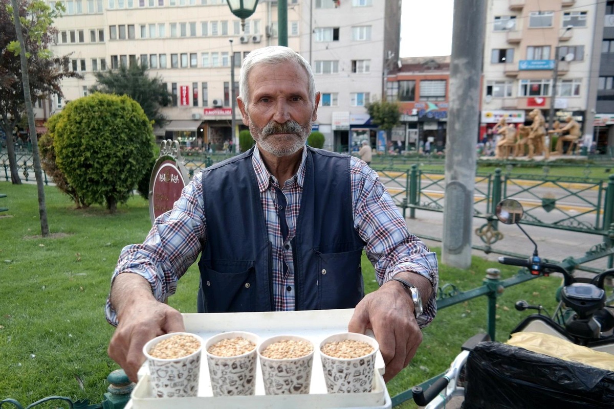 Kuşların karnının doyması için gün boyu bekliyor