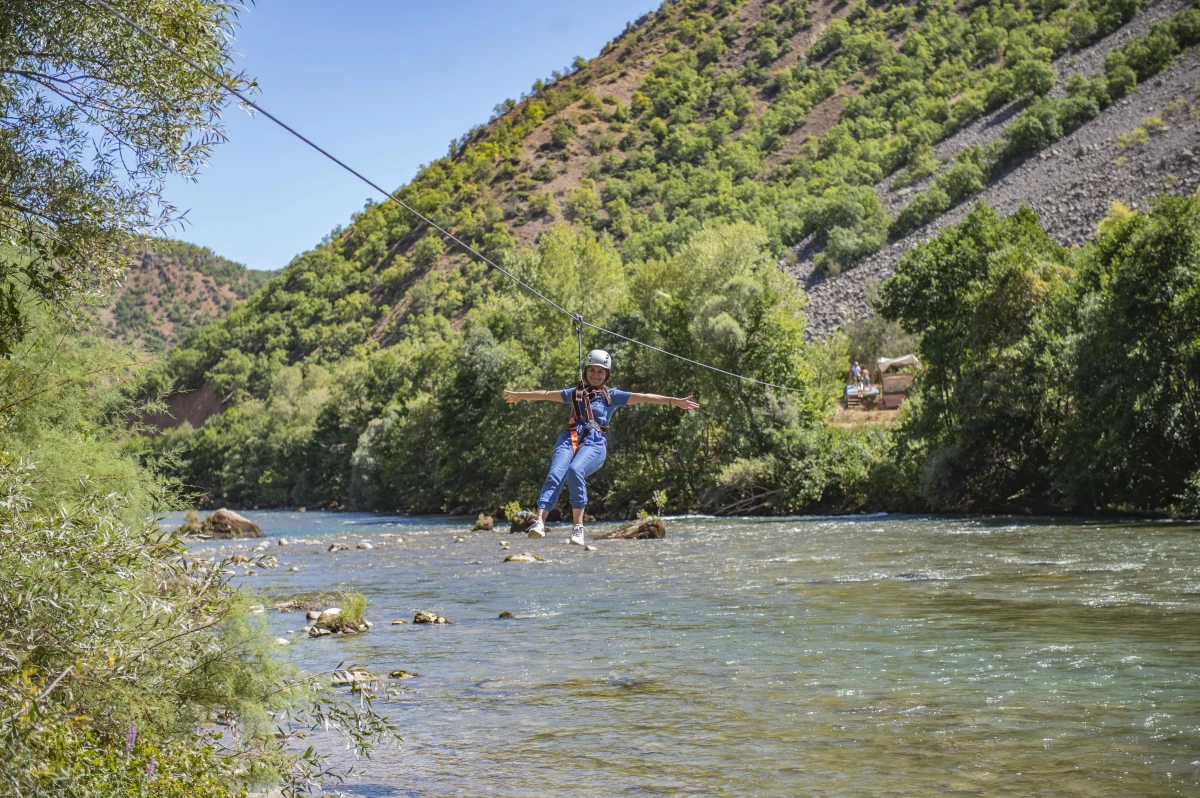 Munzur Çayı üzerine kurulan "zipline" adrenalin tutkunlarının vazgeçilmezi oldu