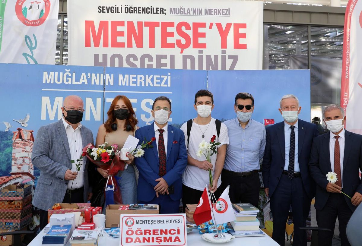 Öğrenciler, çiçeklerle karşılandı