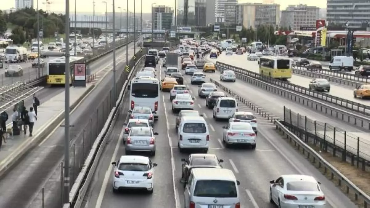 OKULLARIN AÇILDIĞI İLK GÜN İSTANBUL\'DA AKŞAM TRAFİĞİ VE TOPLU TAŞIMADA SON DURUM