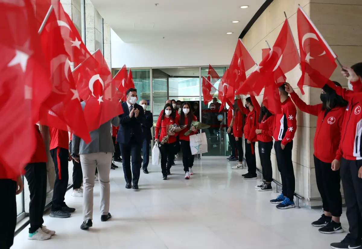 Olimpiyat şampiyonu Golbol Kadın Milli Takımı Ankara\'da çiçeklerle karşılandı