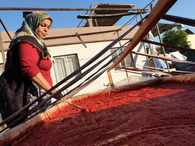 Osmaniyeli kadınların meşakkatli biber salçası mesaisi