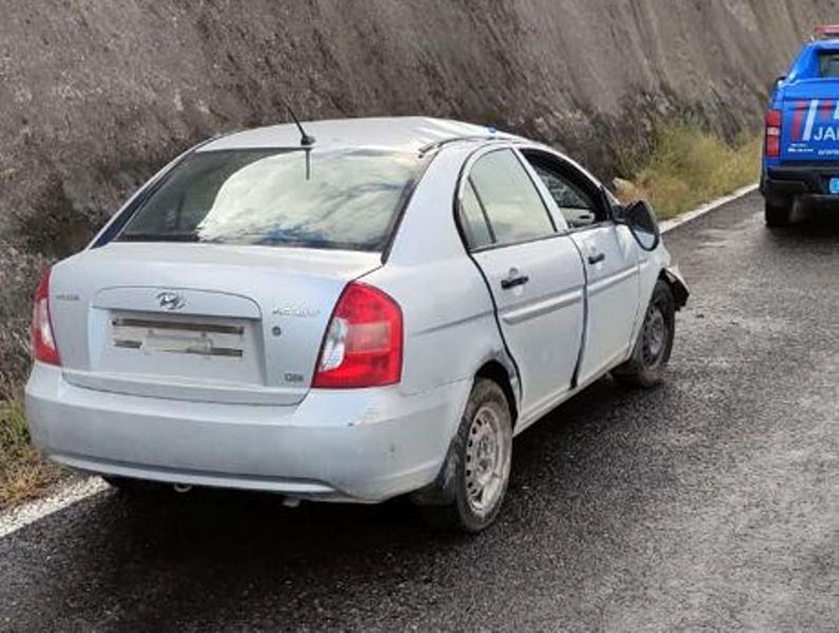 Otomobil bariyerlere çarptı: 2 yaralı