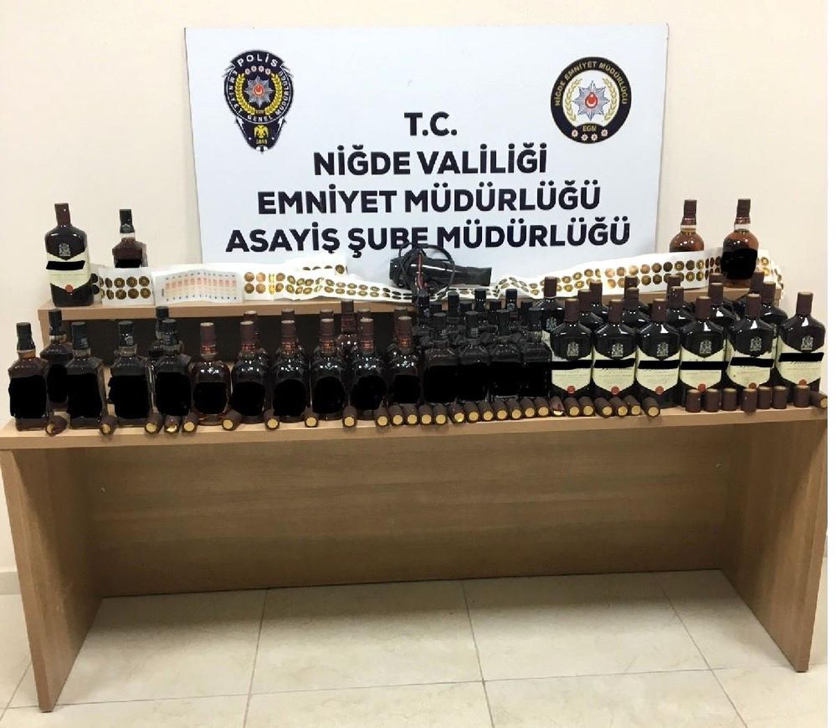 Polis kaçak alkol ele geçirdi: 4 gözaltı