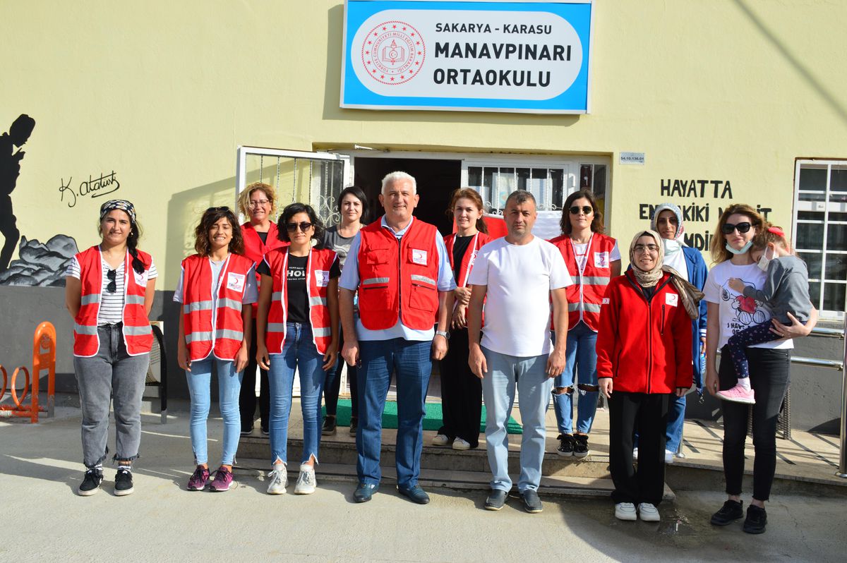 Sakarya\'da Türk Kızılay gönüllüleri okulun duvarlarını boyadı