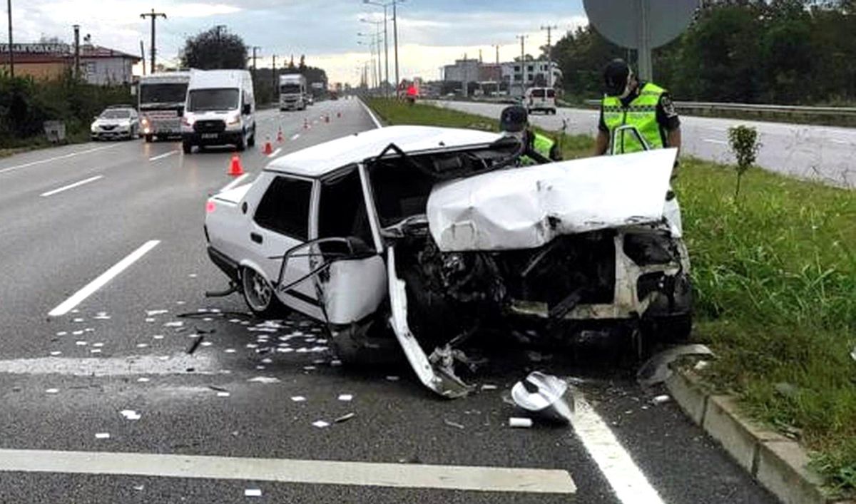 Samsun\'da otomobil aydınlatma direğine çarptı: 1 yaralı