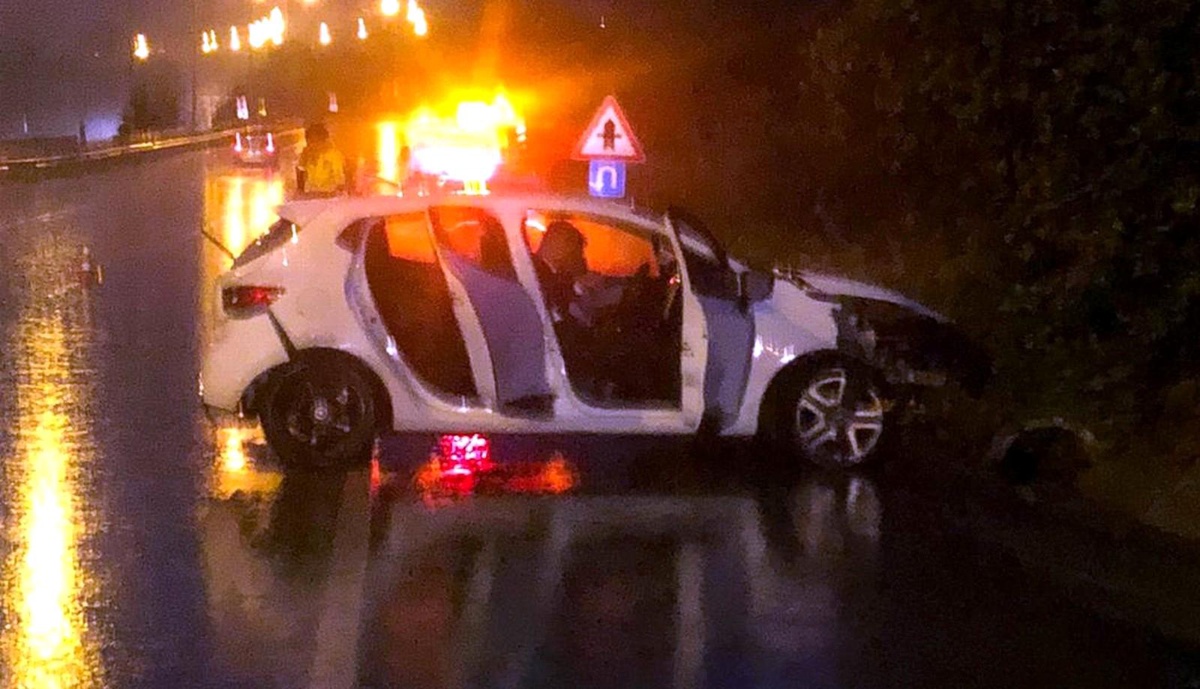 Samsun\'da otomobil bariyere çarptı: 3 yaralı