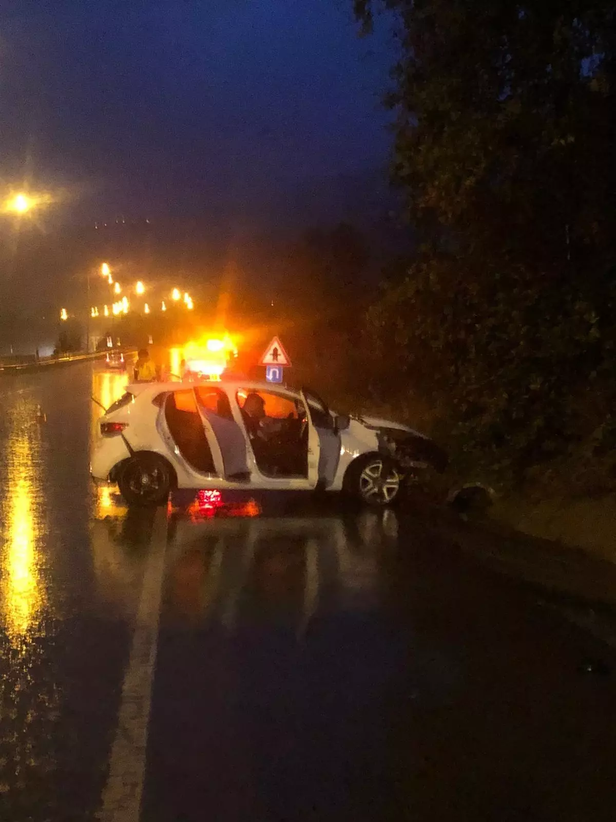 Samsun\'da refüje çarpan otomobildeki 3 kişi yaralandı