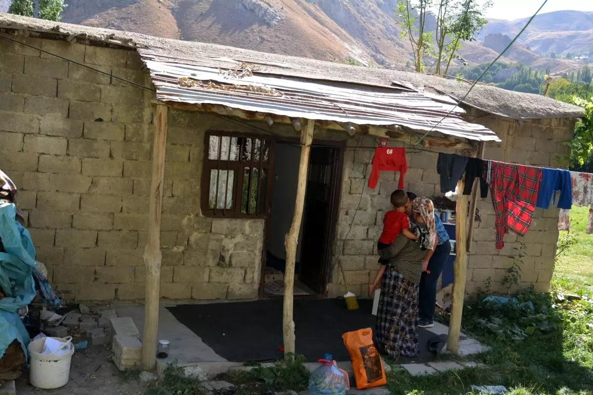 Türk Kızılayı Hakkari Şubesi 6 nüfuslu aileye yardım eli uzattı