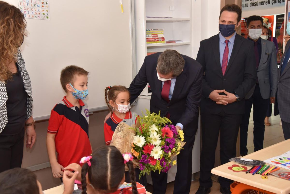 Vali Orhan Tavlı, okulun ilk gününde öğrencileri yalnız bırakmadı