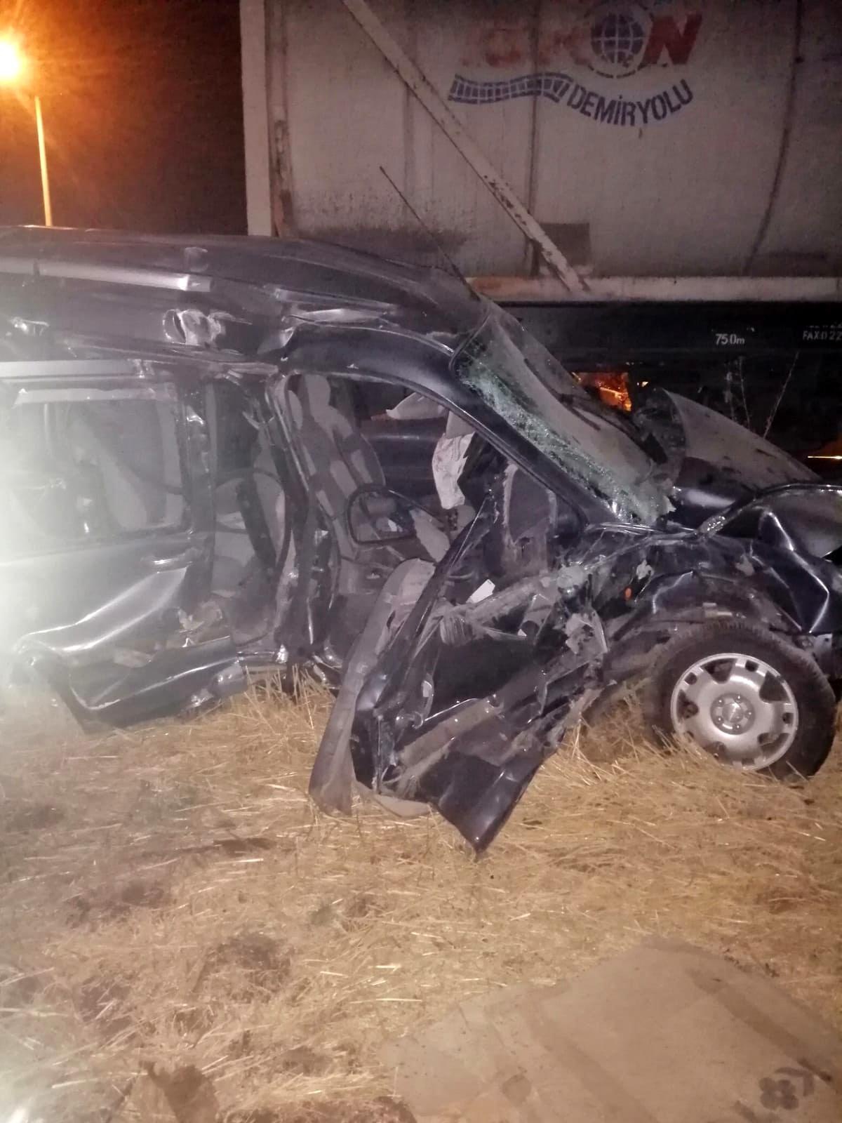 Yük treni hemzemin geçitte hafif ticari aracı biçti: 3 yaralı