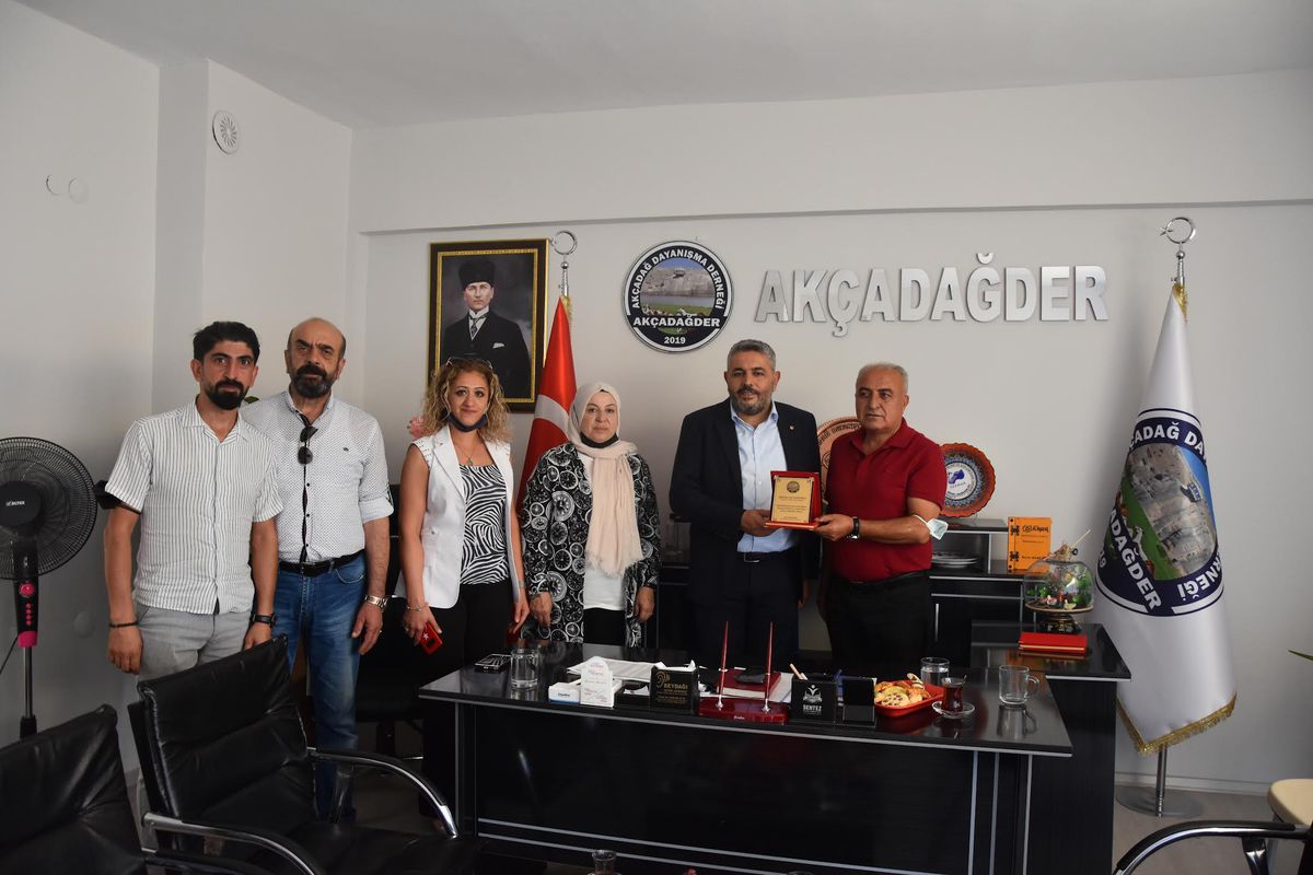 AKÇADAĞDER\'den Başkan Sadıkoğlu\'na plaket