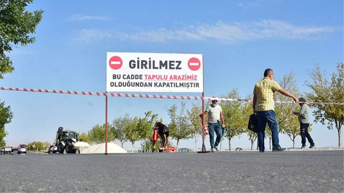 Almanya\'da yaşayan kadın, arazisinden geçen yolu trafiğe kapattı