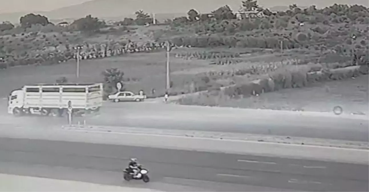 En acı ölüm! Hareket halindeki kamyondan fırlayan lastik, yol kenarında bekleyen kadına isabet etti