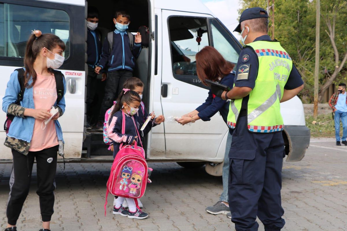Son dakika! Ardahan\'da jandarma ekipleri öğrenci servis araçlarını denetliyor