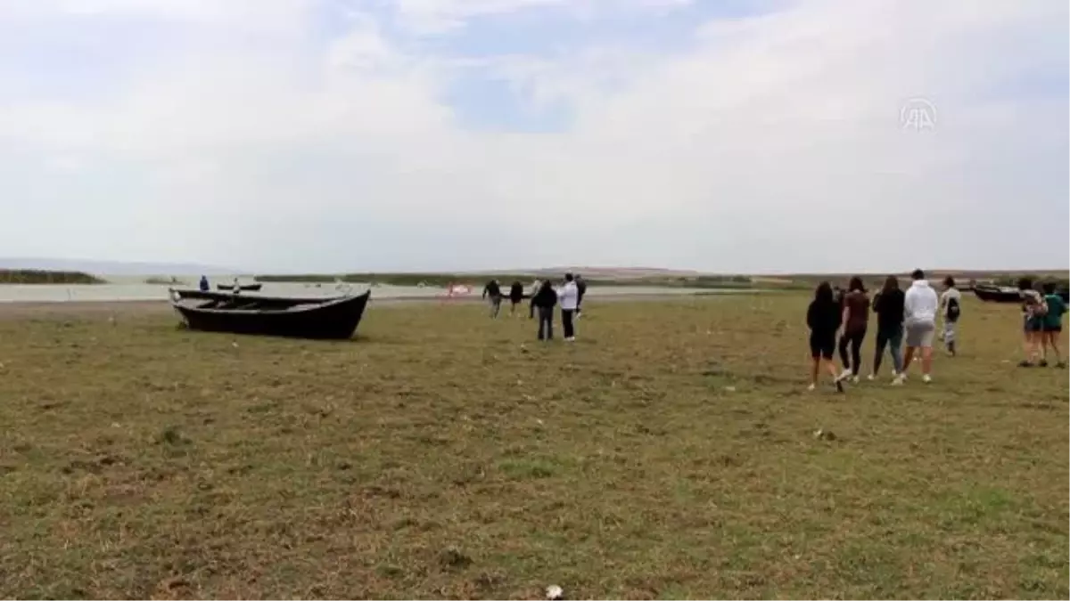 Son dakika haberleri: BALIKESİR - Erasmus projesinde bir araya gelen gençler uçurtmalarla Manyas Kuş Gölü\'nün geleceğine dikkati çekti