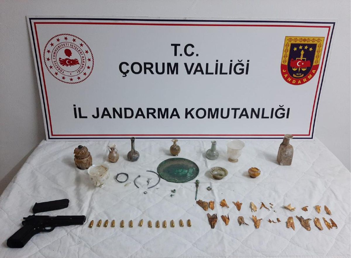 Çorum\'da tarihi eser niteliğinde 37 takı ve obje ele geçirildi