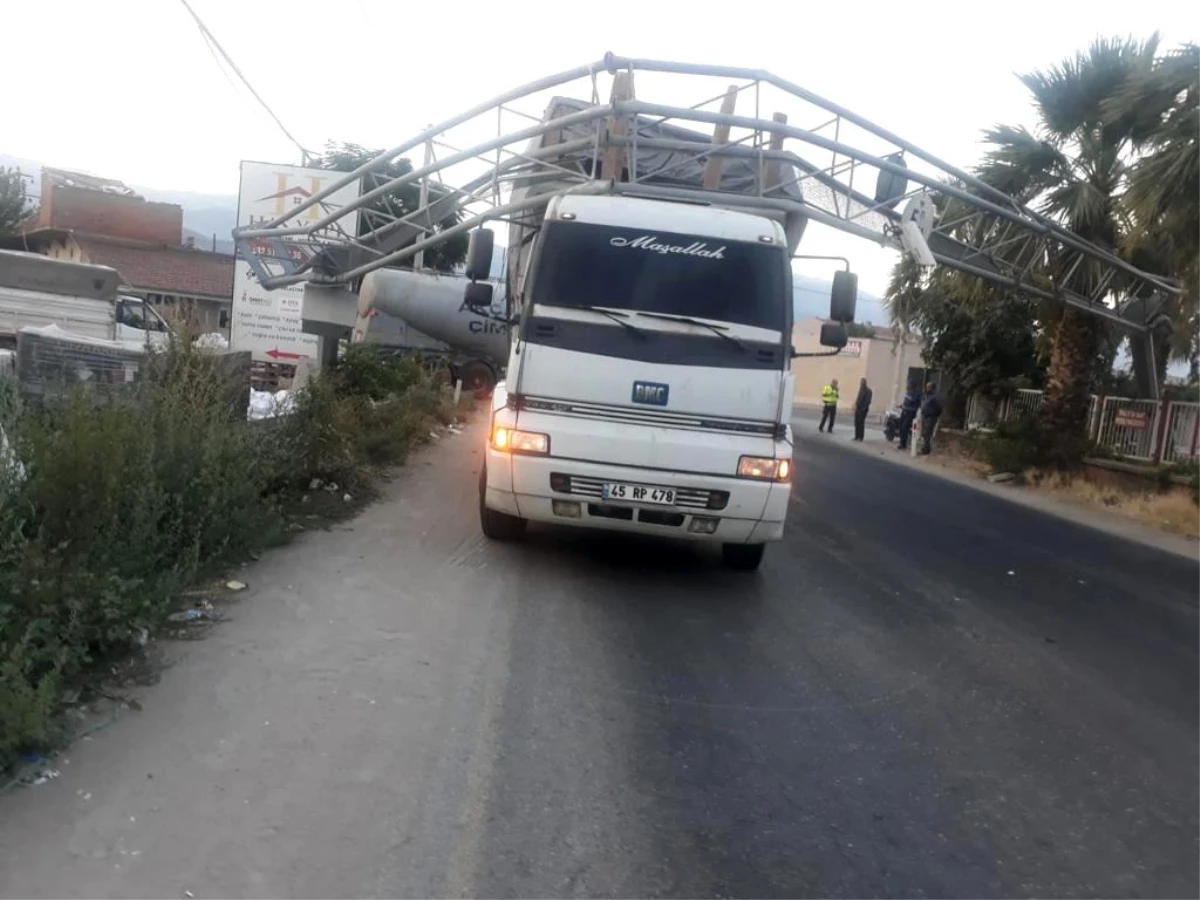 Son dakika haber... Damperi açılan kamyon, PTS kameralarını yıktı