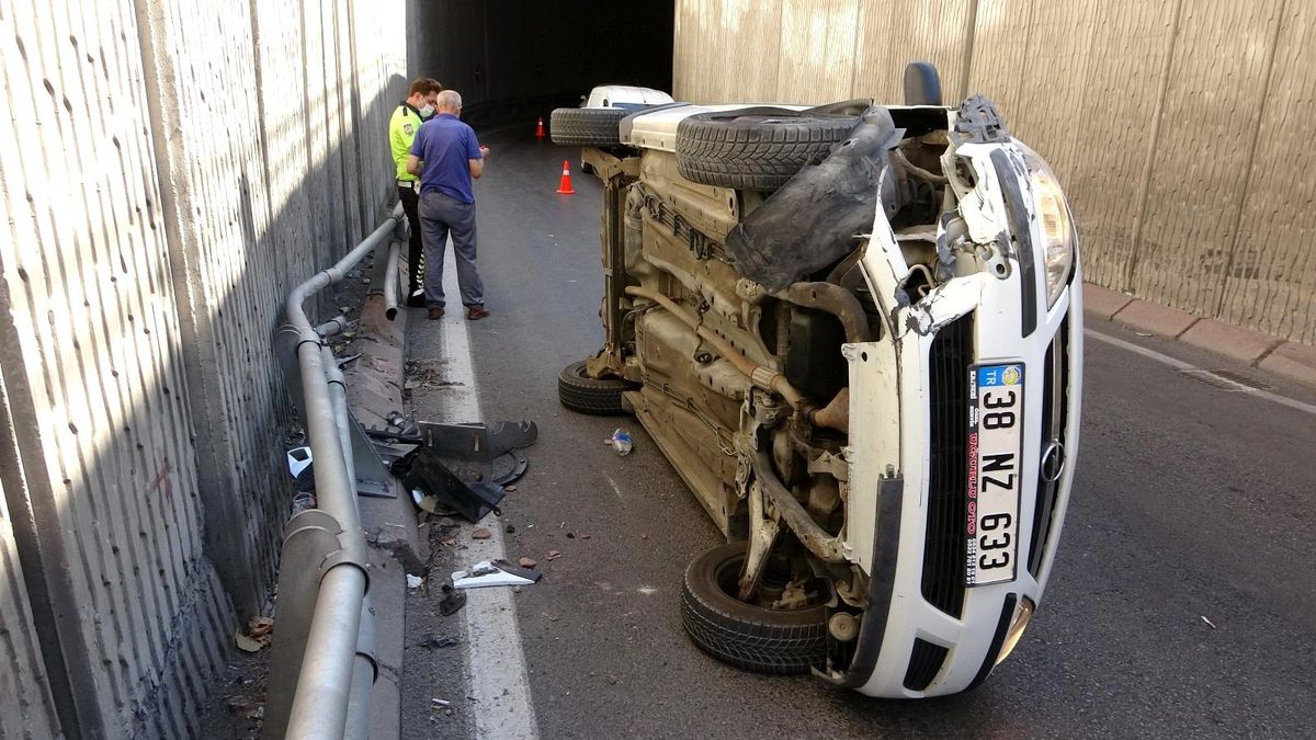 Devrilen otomobilden yara almadan kurtuldu