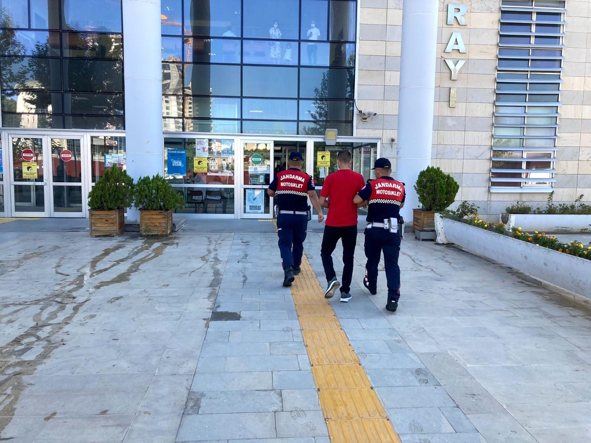 Elazığ\'da 6 yıl 8 ay hapis cezasıyla aranan firari yakalandı
