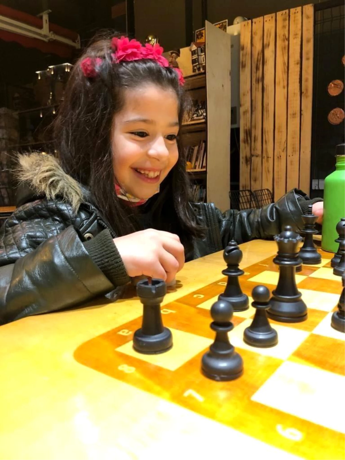 Elazığ\'da 7 yaşındaki Azra satrançta milli takıma seçildi