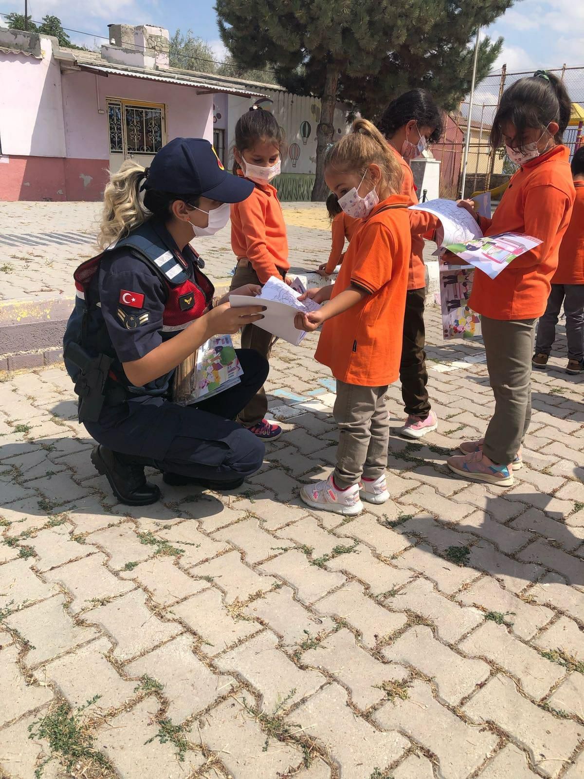 Eskişehir\'de "Güvenli Okul, Güvenli Gelecek Projesi" kapsamında jandarma ekipleri denetim yaptı