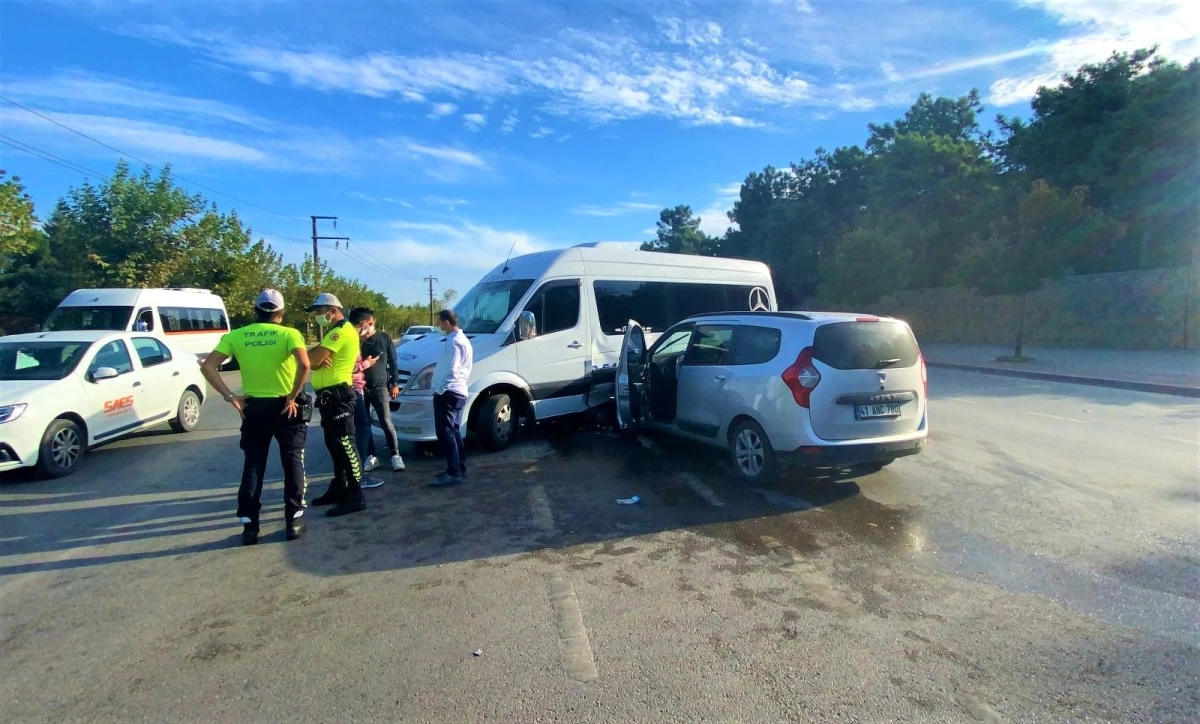 Gebze\'de servis minibüsü ile otomobil çarpıştı: 4 yaralı