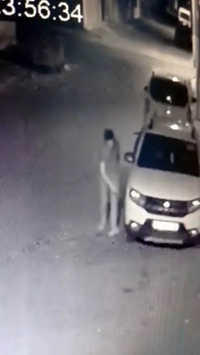 Gece otomobillerin lastiklerini böyle kesti Gece otomobillerin lastiklerini böyle kesti