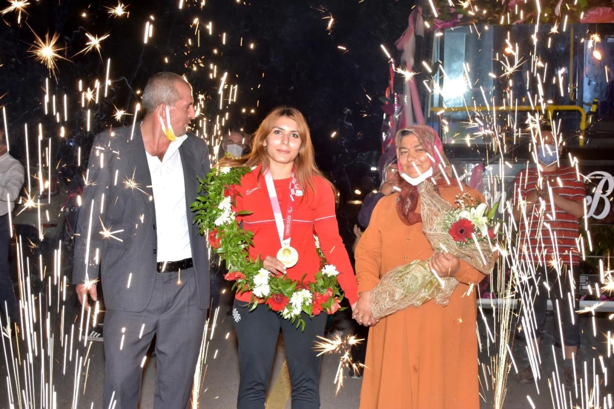 Golbol Kadın Milli Takımı sporcusu Reyhan Yılmaz\'a Isparta\'da coşkulu karşılama