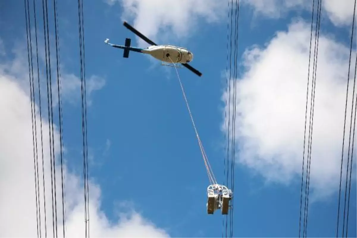 Teknisyenler ölüme meydan okuyor! Helikoptere bağlı sepetle elektrik iletim hatlarına bakım yapıyorlar